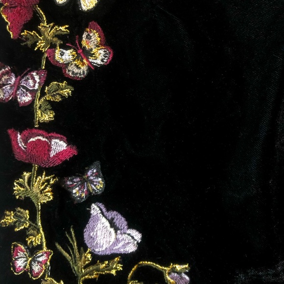 Black velvet high waisted shorts with embroidery - Picture 4 of 4